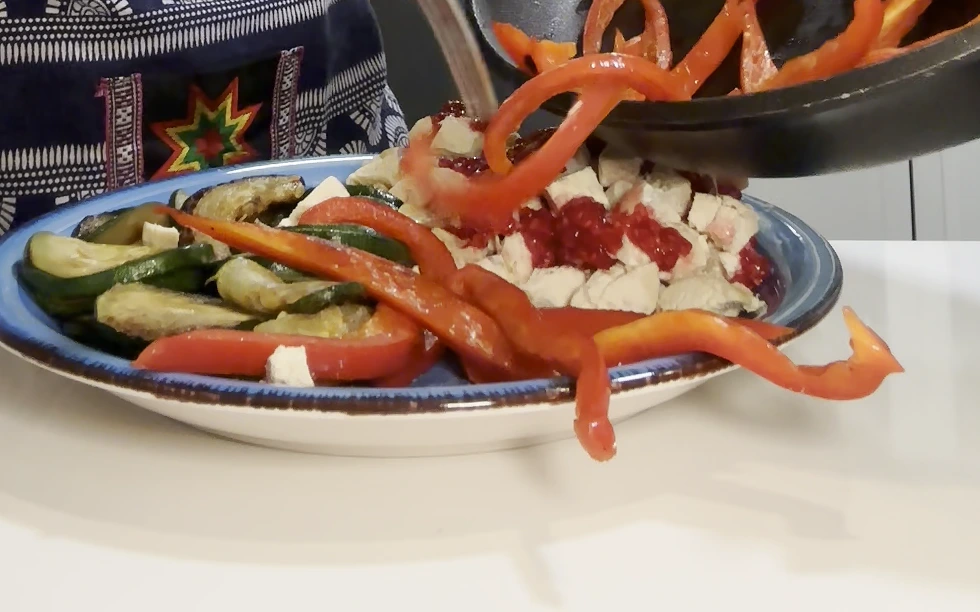 A balanced plate: chicken, fresh vegetables and fruit